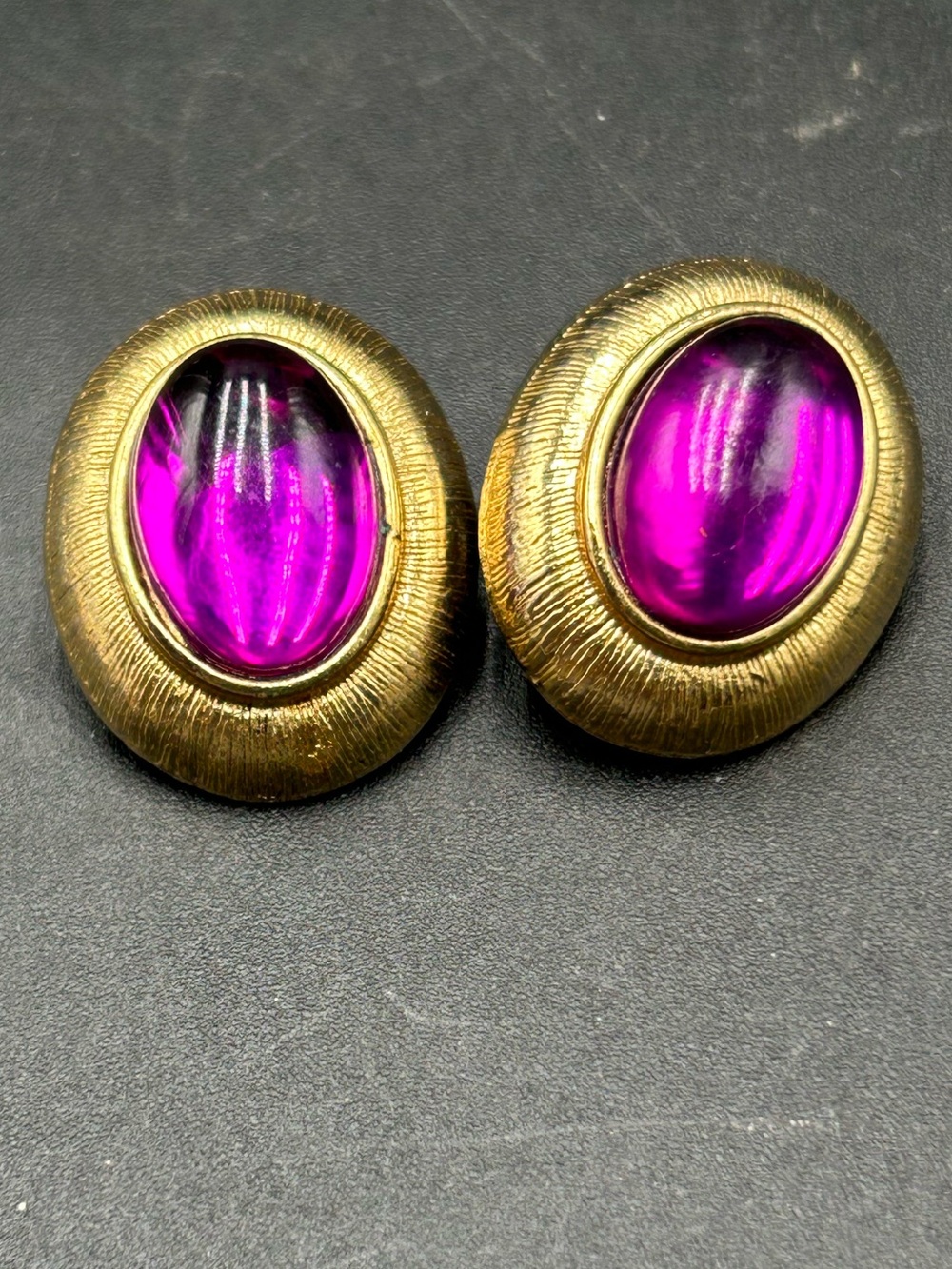 Vintage Two Sisters Gold-Tone magenta Purple Cabochon Oval Clip Earrings